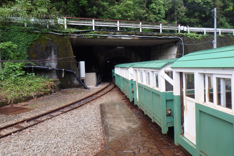 湯ノ口温泉駅に停車中の鉱山トロッコ電車