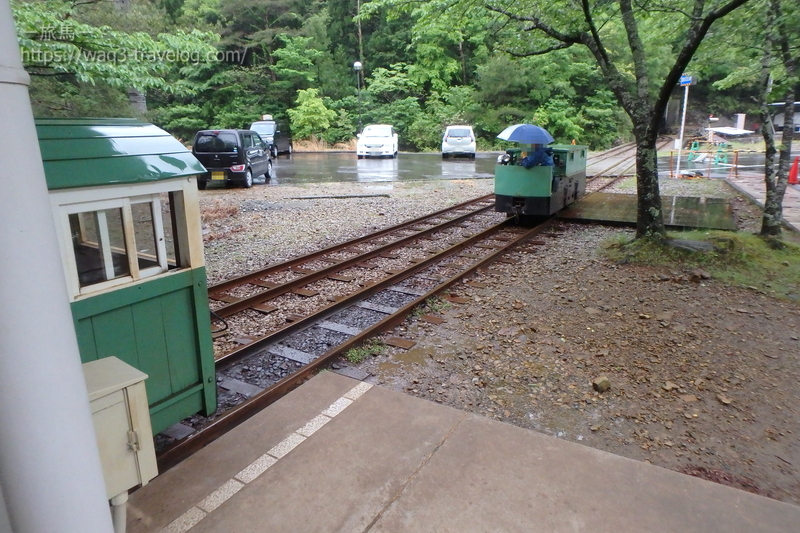 機関車入れ替え中の鉱山トロッコ電車