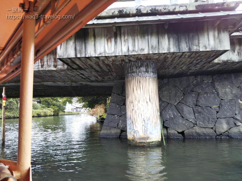 松江城に架かる新橋をくぐる