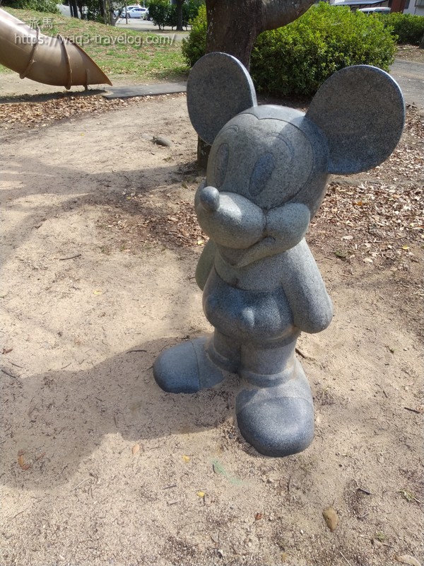 ネズミの石像