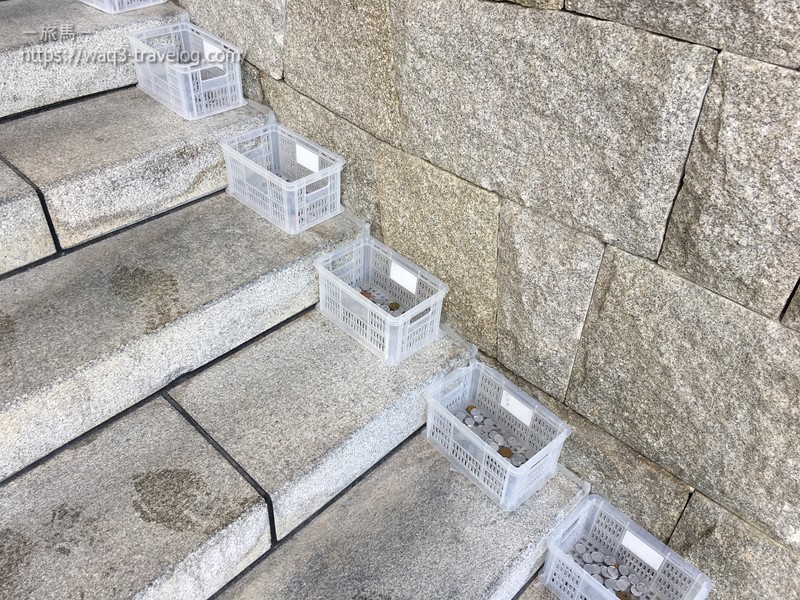 門戸厄神の階段にあった賽銭箱