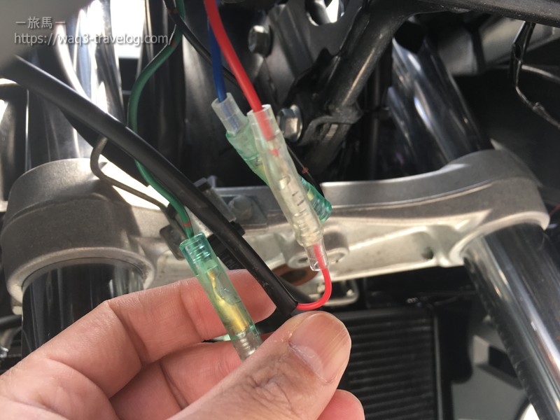 フロントのウインカー配線に変換コードを接続したところ