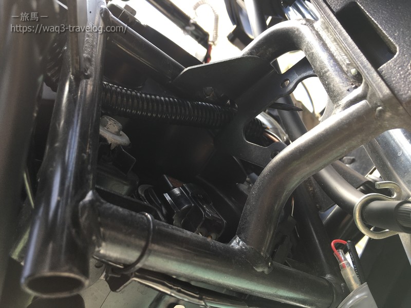 光軸調整のネジを車体下側から覗いたところ
