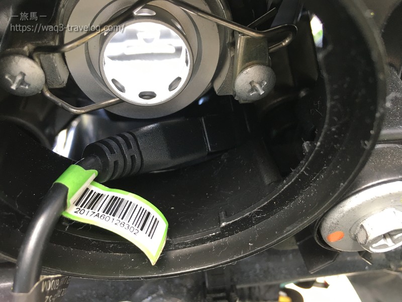 LEDヘッドライトの配線を隙間に押しこむ