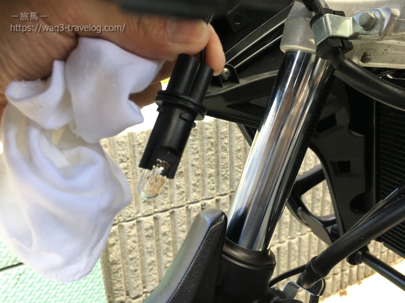 V-Strom650のポジション球のソケットを取り外したところ