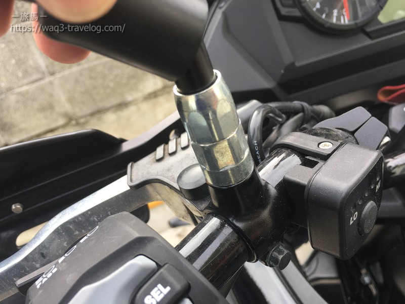 ミラー固定部分の保護カバーをずらしたところ