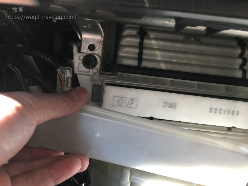 エアコンフィルターのケースの蓋を開けたところ