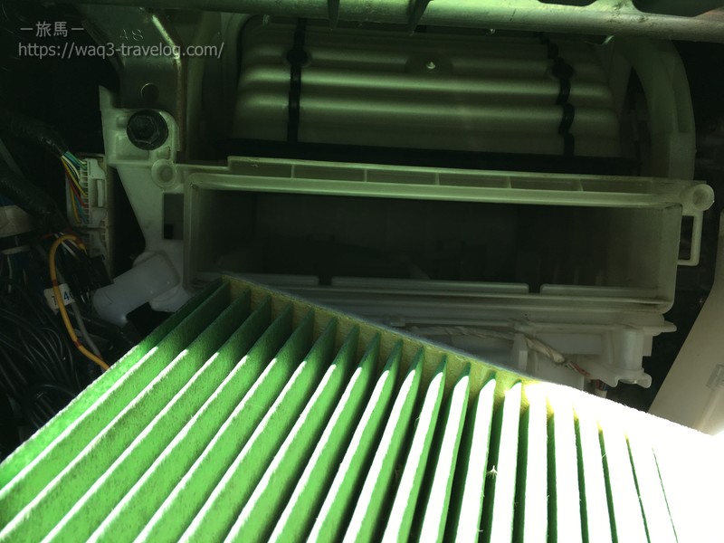 エアコンフィルターを取り出した