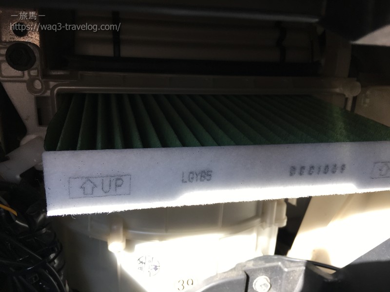 新しいエアコンフィルターをセットするところ